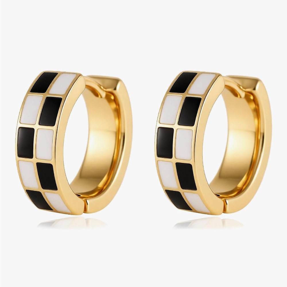 Elegant Gold and Black Patterned Earrings